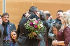 Wahlsieger Wolfgang Giella nimmt Gratulationen entgegen. (Bild: Hanspeter Schiess)