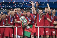 Cristiano Ronaldo hält als Mannschaftskapitän die Trophäe in der Hand. (Bild: Keystone)