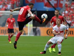 Armando Sadiku (l) gegen Xherdan Shaqiri. (Bild: Keystone)