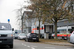 Polizei-Razzia in der An'Nur-Moschee in Winterthur, am Mittwoch, 2. November 2016. ..Am fruehen Mittwochmorgen hat die Kantonspolizei Zürich zusammen mit der Stadtpolizei Winterthur die An'Nur-Moschee in Winterthur durchsucht. Es handelt sich um den "Vollzug eines Vorfuehrbefehls bzw. einer Hausdurchsuchung" im Auftrag der Staatsanwaltschaft Winterthur/Unterland. Die Moschee im Winterthurer Stadtteil Hegi geriet mehrmals wegen mutmasslicher Radikalisierung von Jugendlichen in die Schlagzeilen...(KEYSTONE/Walter Bieri) (Bild: Keystone)