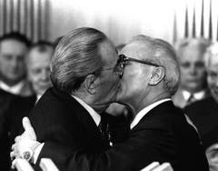 Zwei graue, alte Männer die sich Küssen. Kein Kinofilm, keine Absicht. Bei diesem Bruderkuss handelt es sich um den sowjetischen Staats- und Parteichef Leonid Breschnew (links) der den DDR- Staatsratsvorsitzenden und Parteichef Erich Honecker für die Verleihung des Ordens 'Held der DDR' bei einem Empfang am 4. Oktober 1979 in Ostberlin auf den Mund küsst. (Bild: Keystone)