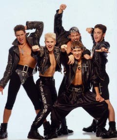 Durch eine Zeitungsannonce landete Robbie Williams (r.) 1990 bei der Casting-Band Take That. (Bild: Facebook)