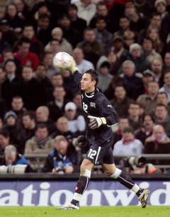 Im Februar 2008 feierte Benaglio seinen Einstand als neue Nummer 1 in der Nati gegen England - der Zürcher hatte den Thurgauer Pascal Zuberbühler abgelöst. (Bild: Keystone)