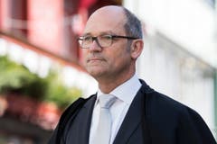 Der Stillstehende Landammann Daniel Fässler auf dem Weg zur Landsgemeinde. (Bild: Keystone)
