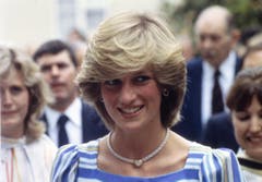 Wie hier bei ihrem Besuch der Elmhurst Ballet School kennen wir Diana, Prinzessin von Wales: Mit Föhnfrisur und bezauberndem Lächeln. (Bild: AP Photo (Camberley, 6. Juli 1983))
