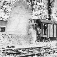 Schneeräumung mit Dampf: Eine Schneefräse räumt die Gleise am Gotthard im März 1967. (Bild: Keystone)