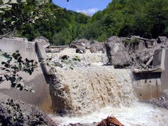 Die mannshohen Felsbrocken kamen im Flussbett des Flibachs in Weesen zum Stillstand. (Bild: Archiv)