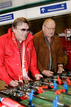 Polo Hofer singt im Bahnhof Luzern sein Lied Hopp Schwiiz Karaoke und spielt mit seinen Fans Tischfussball. Töggele, Tischfussball, Polo Hofer, Hopp schwiiz, Karaoke Fotografiert am 10. April 2008 in Luzern. Foto: Tanya Hasler (Neue LZ) (Bild: Tanya Hasler (Neue LZ))
