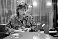 ARCHIVBILD ZUM TOD DES SCHWEIZER MUNDARTROCK-SAENGERS POLO HOFER, AM SAMSTAG, 22. JULI 2017 ñ Portrait des Mundart-Rockers Polo Hofer im Restaurant Aarbergerhof in Bern, September 1990. (KEYSTONE/Alessandro della Valle) (Bild: ADV ARCHIV/ALESSANDRO DELLA VALL)