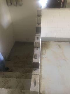 Die Wassermassen drückten die kleine Mauer beim Abgang zur Tiefgarage einfach ein. (Bild: Saadet Klein (Bewohnerin))