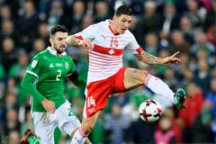 Nordirlands Verteidiger Conor McLaughlin, links, kämpft um den Ball. (Bild: Laurent Gilliéron / Keystone)