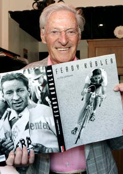 Ferdy Kübler posiert mit einem ihm gewidmeten Buch. (Bild: Keystone)