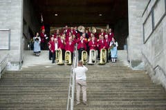 Posieren für den Fotografen auf der Treppe. (Bild: Michel Canonica)