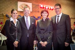 Im Skilager hat es gefunkt: Peter Hinder, CEO der Thurgauer Kantonalbank, mit Ehefrau Fabienne, Monika Knill, SVP-Regierungsrätin, mit Ehemann Josef Knill. (Bild: Benjamin Manser)
