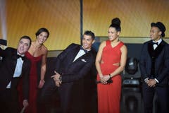 Moderator James Nesbitt macht ein Selfie mit Carli Lloyd, Cristiano Ronaldo, Celia Sasic und Neymar. (Bild: Keystone)