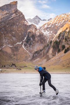 Die Ostschweiz läuft Schlittschuh auf dem Seealpsee (Bild: Urs Bucher)