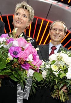Karin Keller-Sutter und Victorinox-Patron Carl Elsener strahlen um die Wette. (Bild: Keystone)