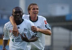 Alex und Teamkollege Jan Berger bejubeln einen St.Galler Treffer. (Bild: Hannes Thalmann)