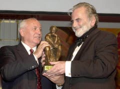 Noch ein Award, dieses Mal aus den Händen des früheren russischen Präsidenten Michail Gorbatschow. (Bild: Keystone)