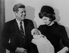 Senator John Fitzgerald Kennedy und Jacqueline Kennedy posieren am 8. Dezember 1960 mit ihrem Sohn John F. Kennedy Jr.. (Bild: Keystone)
