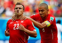 Captain Gökhan Inler (rechts) feiert den Torschützen Xherdan Shaqiri. (Bild: Keystone)