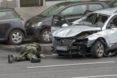 Ein Bombenspezialist untersucht das Auto. (Bild: Keystone)