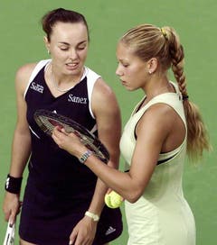 Martina Hingis bespricht sich mit Anna Kournikova, ihrer Doppel-Partnerin beim WTA-Turnier in Filderstadt. (Oktober 2000) (Bild: Keystone)