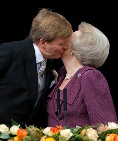 König Willem-Alexander küsst seine Mutter Beatrix auf dem Balkon des Königspalastes. (Bild: Keystone)