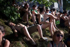 Chillen am Rand des OpenAirs. (Bild: Benjamin Manser)