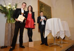 Die Auszeichnung als Schemel: Der letztjährige Preisträger Nicolas Senn überragt Mona Vetsch um mehr als einen Kopf. (Bild: Reto Martin)
