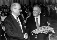 Schlüsselübergabe von Nationalbankpräsident Markus Lusser an Bundespräsident und Finanzminister Otto Stich. Die Nationalbank übertraegt 1995 die Aktienmehrheit von 99,6 Prozent an die Schweizerische Eidgenossenschaft. (Bild: Keystone)