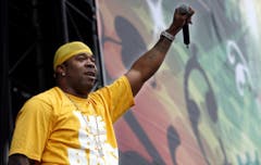 Busta Rhymes ist halt ein richtiger Gangster, made in America: Der Rapper wünscht sich 24 Chicken Wings der Fast-Food-Kette KFC und zwei Kondome der Marke Rough Rider. (Bild: Keystone)