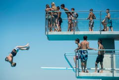 So jung und schon so wagemutig: Turmspringer im Seebad Romanshorn. (Bild: Reto Martin)
