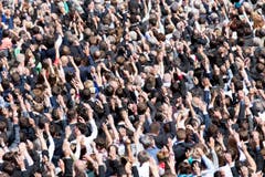 Hände in die Höhe - Abstimmung an der Landsgemeinde. (Bild: Keystone)