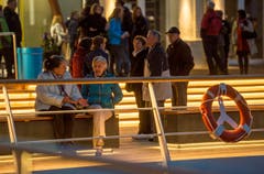 Viele Besucher der Einweihung warteten, bis die Plattform erleuchtet wurde. (Bild: Reto Martin)
