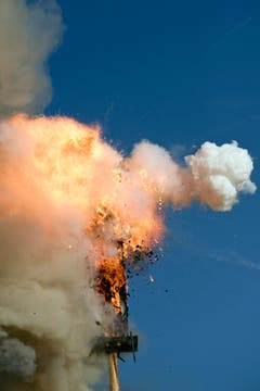 Blauer Himmel am Sechseläuten - doch der Böögg explodierte erst nach mehr als 35 Minuten: Das verheisst einen Regensommer. (Bild: Urs Jaudas)