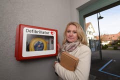 Rosmarie Obergfell, Frau Gemeindeammann von Gottlieben, zeigt den Defibrillator, mit dem Udo Jürgens' Assistent dem Entertainer das Leben retten wollte. (Bild: Keystone)