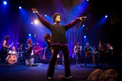 2013 trat Prince dreimal hintereinander in Montreux auf - diesmal mit Afro. Festival-Direktor Mathieu Jaton zeigte sich denn auch erschüttert ob der Todesnachricht. (Bild: Keystone)