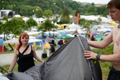 Lucia und Gian Sgier bauen Zelte für sich und ihre Freunde auf. (Bild: Luca Linder)