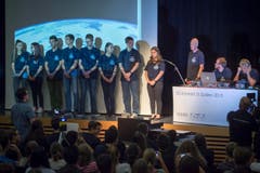Die Schülerinnen und Schüler reihen sich auf für das Interview - es muss alles schnell gehen, die Zeit ist beschränkt. (Bild: Benjamin Manser)