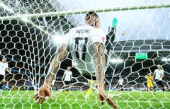 Dieser Schnappschuss stammt aus dem Gruppenspiel gegen die Ukraine. Kaum ein Foto hat an der diesjährigen EM so hohe Wellen geschlagen wie jenes von Jerome Boateng. (Bild: Keystone)