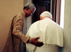 Privataudienz beim Papst: Nelson Maneope geleitet Johannes Paul II. in dessen Büro im Vatikan. (Bild: Keystone)