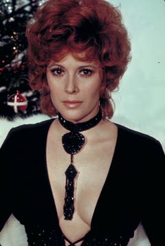 In «Diamonds Are Forever» (1971) arbeitet Tiffany Case (Jill St. John) erst für Bösewicht Blofeld, erliegt dann aber dem Charme von James Bond. (Bild: Keystone)