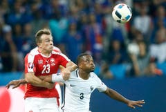 Xherdan Shaqiri im Zweikampf mit Patrice Evra. (Bild: Rolex Dela Pena / Keystone)