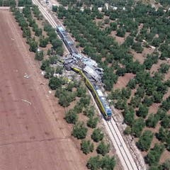 At least 20 dead as two trains collide in southern Italy (Bild: Keystone)