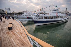 Die Bodensee-Kursschiffe legen neu an der Plattform an. (Bild: Reto Martin)