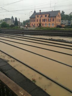 Die Bahngleise in Sulgen sind überschwemmt. (Bild: Matthias Kohn)
