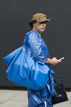 Heute gehe ich als Ikea-Tasche verkleidet, hat sich dieser Herr gesagt. Seine Tasche ist allerdings von Balenciaga. (Bild: Kirstin Sinclair/Getty)