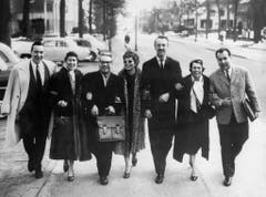 Der Komponist Paul Burkhard (3. von links) spaziert mit der Sängerin Lys Assia (rechts neben ihm) und weiteren Begleitern am Concours Eurovision de la Chanson am 11. März 1958 durch die Strassen von Hilversum, Niederlande. Lys Assia belegte mit dem von Burkhard komponierten Lied "Giorgio", den 2. Platz. (Bild: Keystone)