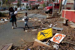 Eine Frau und ihr Kind betrachten die Schäden in Charlotte Amalie auf St.Thomas, einer der Virigin Islands. (Bild: Keystone)
